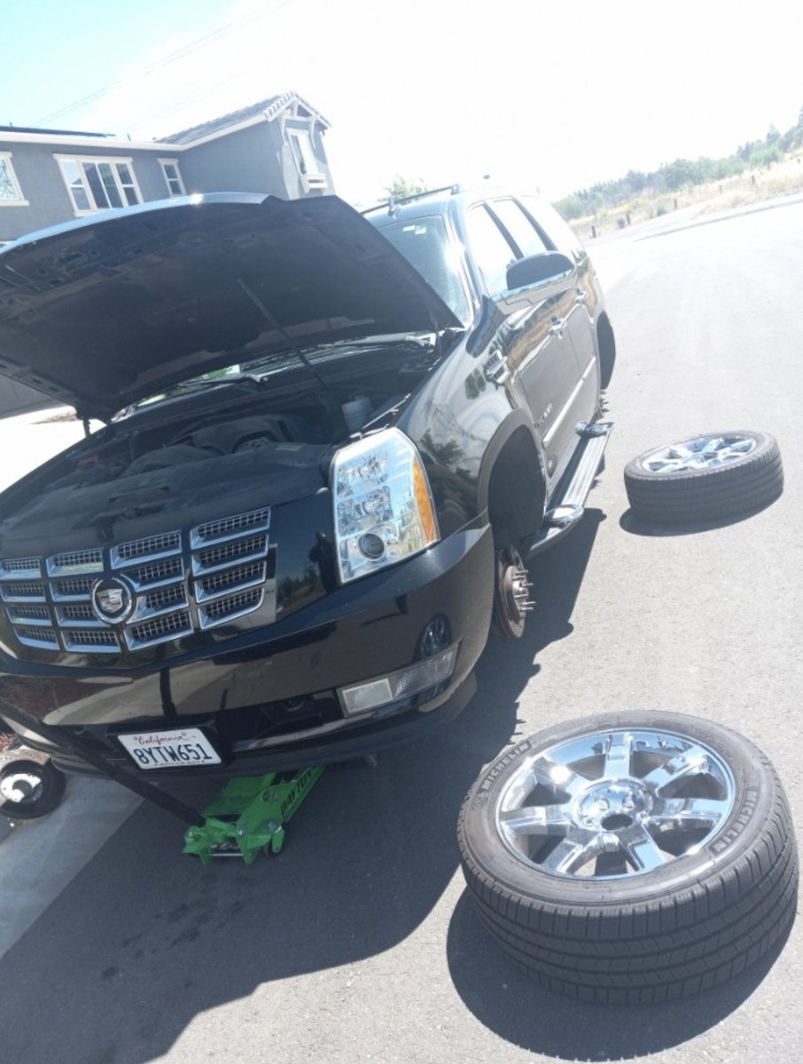 Tempe mobile mechanic working at a customer location